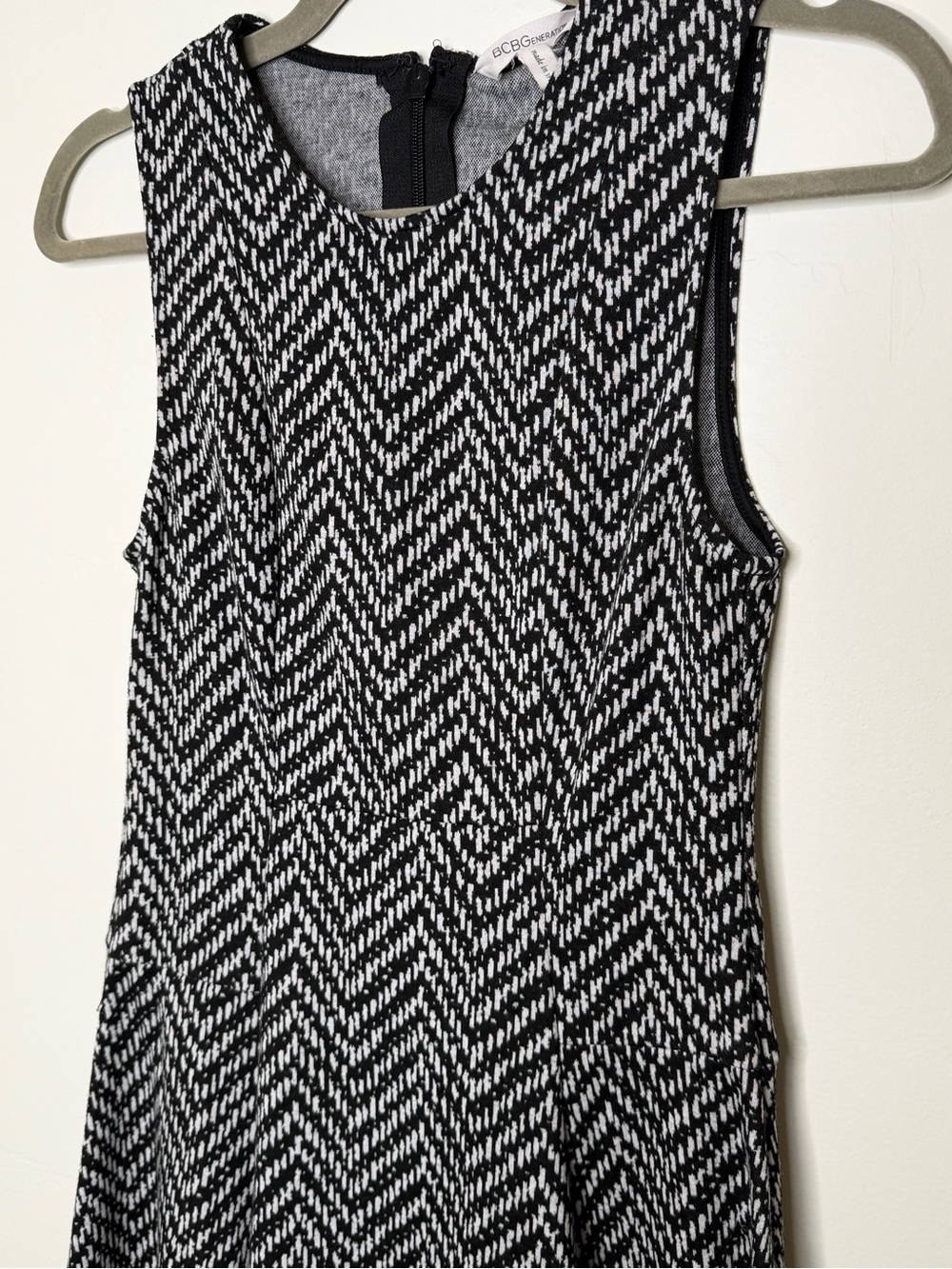 BCBGeneration Black White Chevron Fit Flare Dress Size 2 - Picture 4 of 9